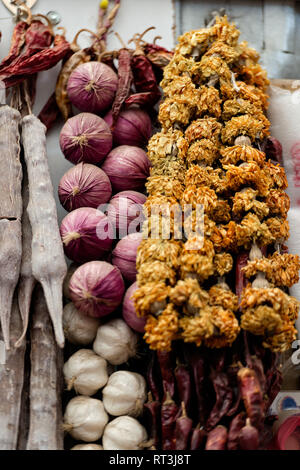 La Georgia, Tbilisi, il centro città di mercato. Cipolla e aglio trecce. Foto Stock