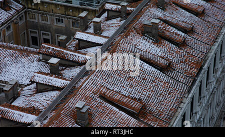 Coperta di neve tegole del tetto a Venezia, Italia Foto Stock