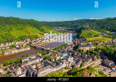 Angolo di alta vista su Cochem Germania e Mosella sulla giornata di primavera Foto Stock