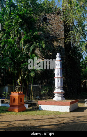 Deep Jyoti Stambh ( colonna ) a Revdanda vicino Alibag Maharashtra India tali stambh eretto al di fuori del tempio per essere illuminato con diyas Foto Stock