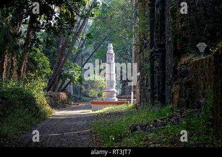 Deep Jyoti Stambh ( colonna ) a Revdanda vicino Alibag Maharashtra India tali stambh eretto al di fuori del tempio per essere illuminato con diyas Foto Stock