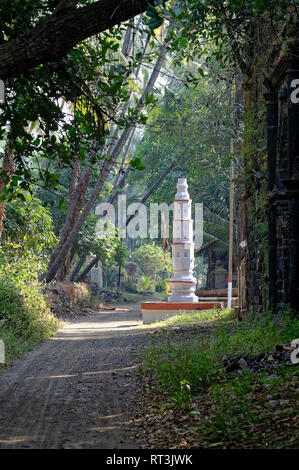 Deep Jyoti Stambh ( colonna ) a Revdanda vicino Alibag Maharashtra India tali stambh eretto al di fuori del tempio per essere illuminato con diyas Foto Stock