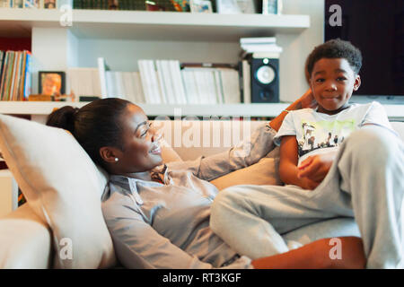 Affettuosa madre e figlio di coccole sul divano Foto Stock