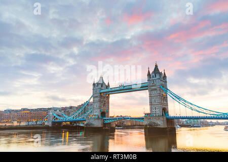 Regno Unito, Inghilterra, Londra, il Tower Bridge di sunrise Foto Stock