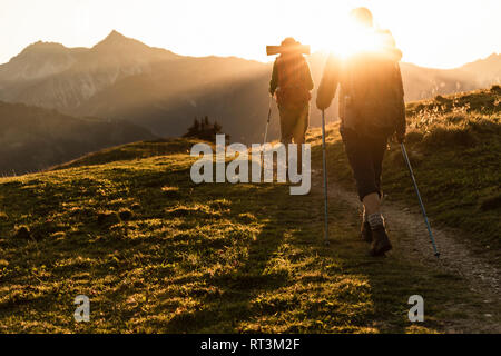 Giovane escursioni nelle montagne austriache Foto Stock