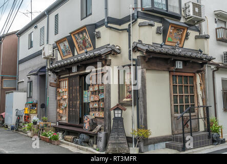 Taito Ward, Tokyo, Giappone - 18 agosto 2017: bella facciata di Yanaka Emadou tradizionale ristorante decorato con ema appendere le placche si trova nella diocesi di Yan Foto Stock