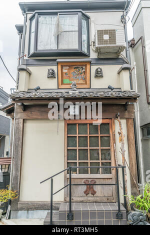 Taito Ward, Tokyo, Giappone - 18 agosto 2017: vista laterale della bella Yanaka Emadou tradizionale ristorante decorato con ema appendere le placche si trova in Foto Stock