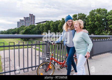 Nonna felice e nipote di trascorrere del tempo insieme Foto Stock