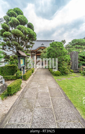 Taito Ward, Tokyo, Giappone - 18 agosto 2017: Hondo (sala principale) e giardini di Daigyoji o Daigyouji scuola Nichiren tempio buddista. Situato in Yanaka Foto Stock