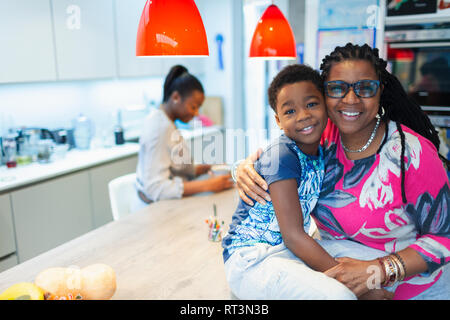 Ritratto affettuoso Nonna e nipote in cucina Foto Stock