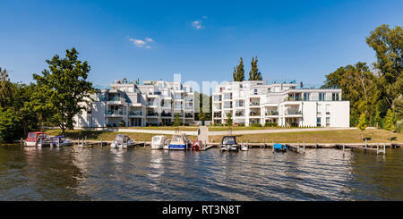 Germania, Treptow-Koepenick, vicino Oberschoeneweide, sulla riva del fiume Spree e moderne e multi-case famiglia Foto Stock