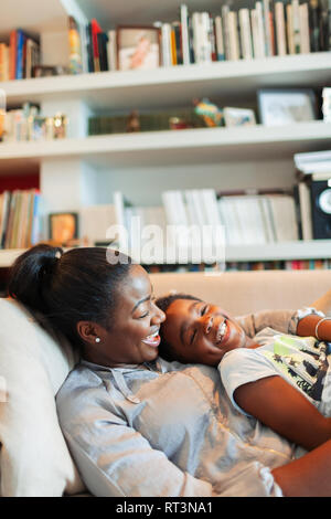 Felice madre e figlio di coccole sul divano Foto Stock