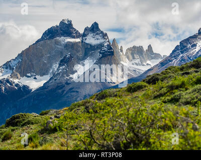 Il Cile, Patagonia, parco nazionale Torres del Paine, Cerro Paine Grande e Torres del Paine Foto Stock