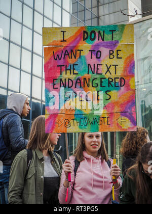 21 Febbraio 2019 - Bruxelles, Belgio: giovane donna caucasica tenendo un banner fatti a mano con slogan durante uno sciopero della scuola per il clima marzo Foto Stock