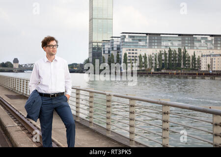 Germania Berlino, ritratto di imprenditore relax al fiume Spree Foto Stock