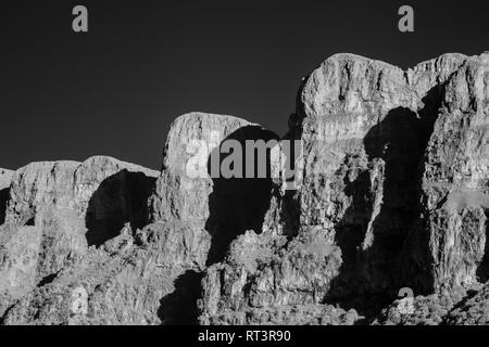 Nel tardo pomeriggio di sole sulla Vikos faccia Ovest del monte Tymfi Foto Stock