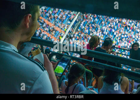 Gli spettatori durante una partita di calcio. Santiago Bernabeu, Madrid, Spagna. Foto Stock