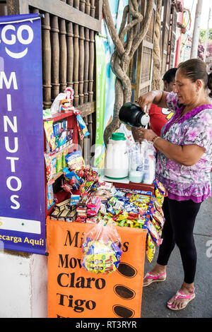 Cartagena Colombia,Centro,centro,Getsemani,quartiere,residenti ispanici,venditore di strada marciapiede,vendita display,donna donna donne,caramella sn Foto Stock