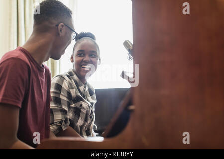 Felice fratello e sorella di suonare il pianoforte Foto Stock