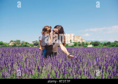 Francia, Grignan, madre e figlia piccola per divertirsi insieme nel campo di lavanda Foto Stock