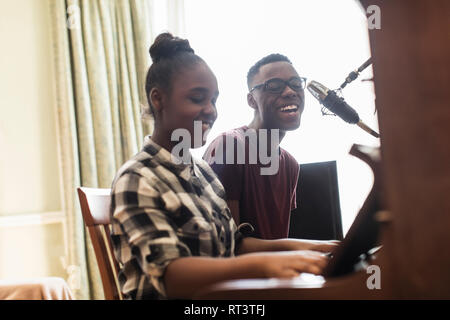 Teenage fratello e sorella di suonare il pianoforte e canto Foto Stock