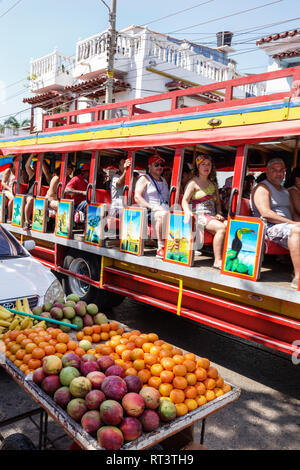 Cartagena Colombia,Centro,centro,Getsemani,quartiere tradizionale,venditore di frutta di strada,mandos,arance,autobus turistico dipinto chiva,uomo maschio,wom Foto Stock