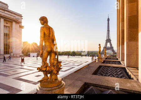 Francia, Parigi Torre Eiffel con statue a Place du Trocadero Foto Stock