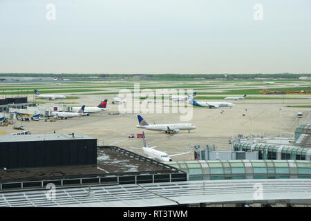 CHICAGO, Illinois, Stati Uniti - Maggio 11th, 2018: Molte compagnie aeree jet parcheggio sulla posizione del gate all'Aeroporto Internazionale Chicago O'Hare in Foto Stock