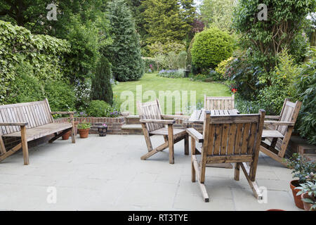 Londra suburban giardino con mobili da giardino in legno su un patio Foto Stock