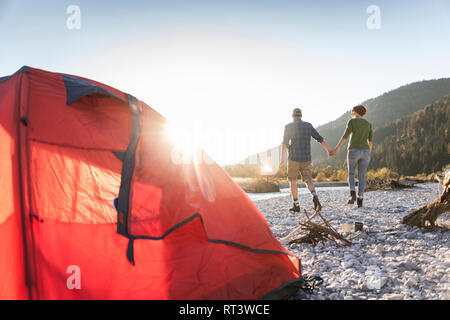 Coppia matura campeggio al Riverside nella luce della sera Foto Stock
