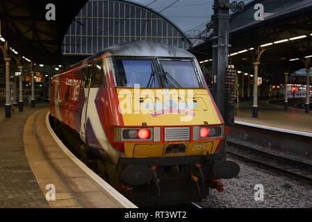 Il Flying Scotsman circa per lasciare la piattaforma 2, la stazione centrale di Newcastle Foto Stock