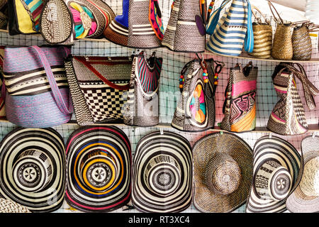 Cartagena Colombia,shopping shopper shopping negozio negozi mercati di mercato di vendita di acquisto, vendita al dettaglio negozi business business business, vendita display Foto Stock