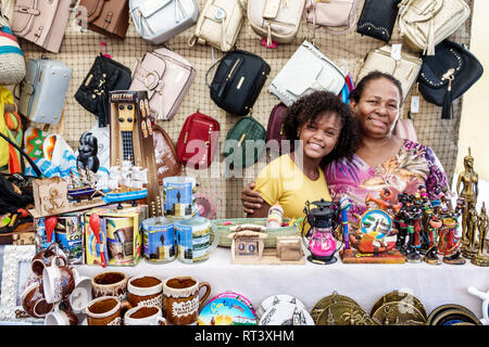 Cartagena Colombia,residenti ispanici,famiglie famiglia figli piccoli,venditore stallo,Black Afro Caribbean,donna donna donne,ragazza ragazze,bambini Foto Stock