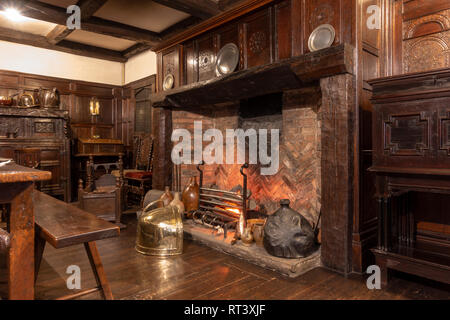 Periodo di Stuart (c.1698) sala da pranzo con camino, Museo del Castello di York e York, nello Yorkshire, Regno Unito. Foto Stock