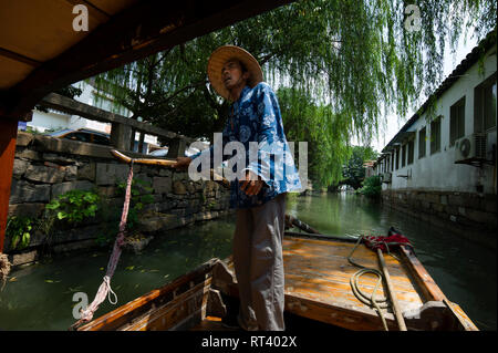 Traghettatore di anime in Tongli, Cina. Foto Stock