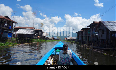 Lago Inle in Myanmar, villaggio galleggiante e una gamba rower Foto Stock