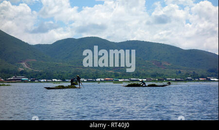 Lago Inle in Myanmar, villaggio galleggiante e una gamba rower Foto Stock