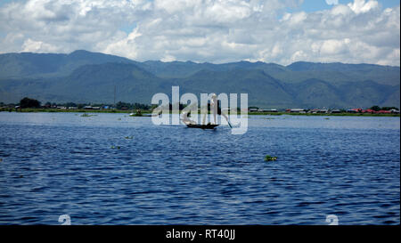 Lago Inle in Myanmar, villaggio galleggiante e una gamba rower Foto Stock