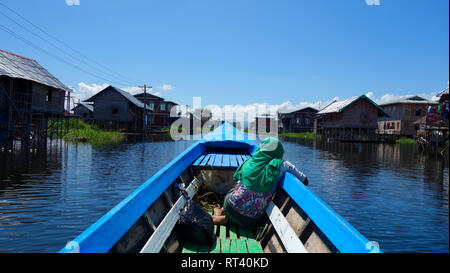 Lago Inle in Myanmar, villaggio galleggiante e una gamba rower Foto Stock