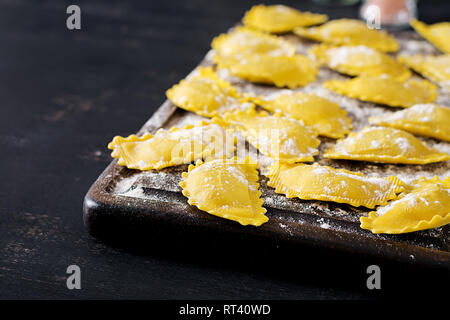 Ravioli di crudo sulla tabella. Cucina Italiana. Foto Stock