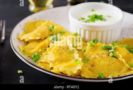 Ravioli con spinaci e ricotta. Cucina Italiana. Foto Stock