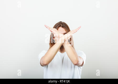 Vietato. giovani dai capelli lunghi uomo facendo segno di stop simbolo. Il gesto delle mani. Foto Stock
