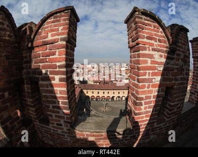 Vista sulla storica piazza del Bramante tower, Vigevano - Italia Foto Stock