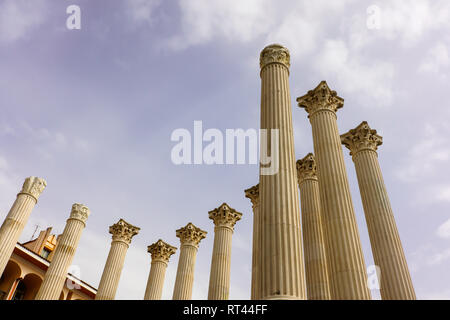 Cordoba tempio romano, vista di colonne ricostruito nel centro di Cordova, Andalusia. Foto Stock