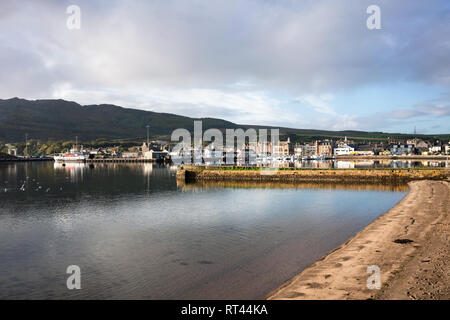 Campbeltown si vede attraverso Campbeltown Loch nella luce del mattino che mostra il porto con ormeggiate barche e navi. Foto Stock