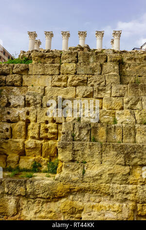 Cordoba tempio romano, vista di colonne ricostruito nel centro di Cordova, Andalusia. Foto Stock