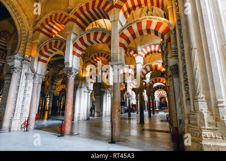 Portici nella Grande Sala della Cattedrale e ex grande moschea di Cordova, Spagna. Foto Stock