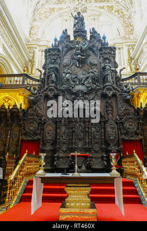 Altare cristiano con scene bibliche scolpite in legno di mogano, Cattedrale di Córdoba, Spagna. Foto Stock