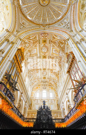 Navata centrale nella cattedrale di Córdoba, Spagna. Foto Stock