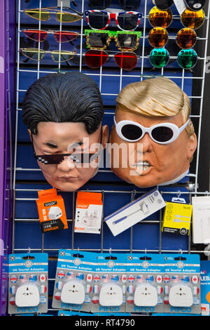 Le maschere del nord coreani e americani leader Kim Jong Onu e Trump in Oxford Street, Londra Foto Stock